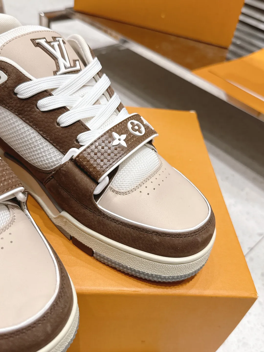 👟👟Ex-factory price 740👟👟 Top version: LV Louis Vuitton L House Donkey Brand Trainer Series Velcro Four-leaf Clover Casual Sports Shoes Skateboard Shoes Original purchase and development Production Original purchase and development Production This LV Trainer sneaker is made of smooth cow leather with meticulous perforations, cleverly interpreting the inspiration exploration of retro basketball shoes. The complex upper continues the classic structure, with Monogram flowers and asymmetrical Louis and Vuitton logos decorating the sides and rear. Exquisite packaging at the delivery counter🛍📦 ▪️Fabrics: Original customized imported first-layer cowhide ▪️Inner lining: Original customized breathable mesh lining ▪️Outsole: Original open-molded non-slip TPU combination outsole ▪️Sole thickness: 3CM ▪️Size: Women's 35-40 Men's 39-45
